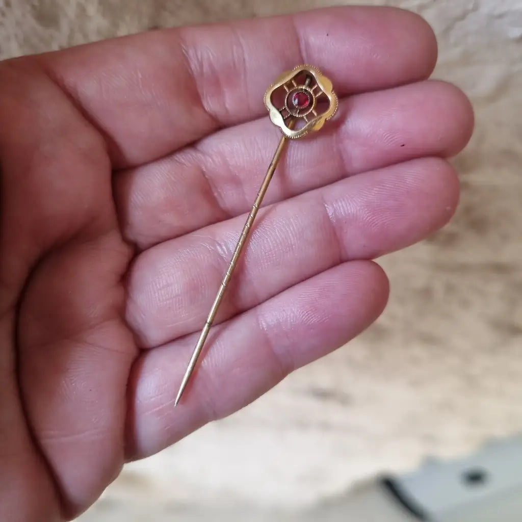Alfiler victoriano de oro 9 k circa 1900 joyas antiguas en su caja