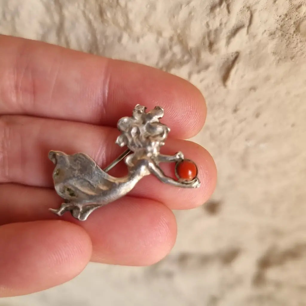 Alfiler Ninfa de coral estilo art nouveau broche modernista plata Circa XX.