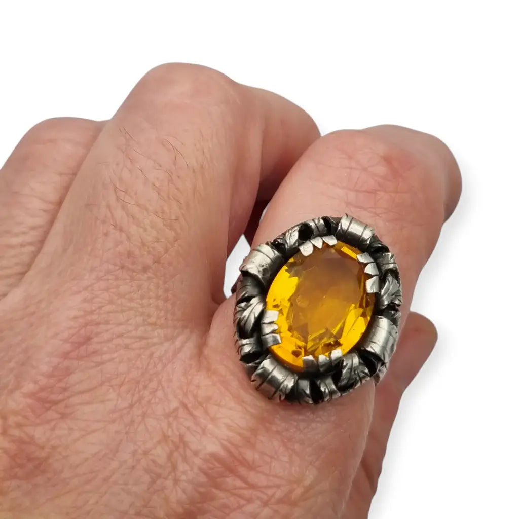 Anillo antiguo Art Deco en plata con cristal amarillo ovalado y diseño floral.