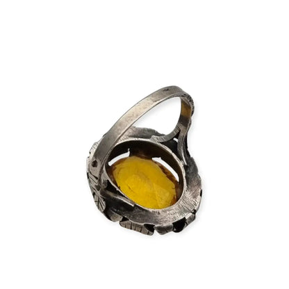 Anillo antiguo Art Deco en plata con cristal amarillo ovalado y diseño floral.