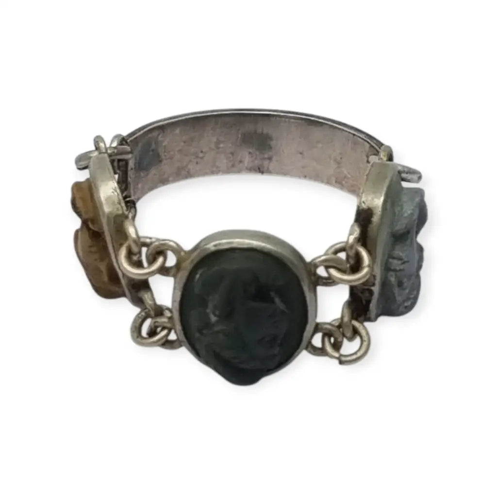 Anillo antiguo en plata con tres camafeos de lava volcánica tallada perfiles