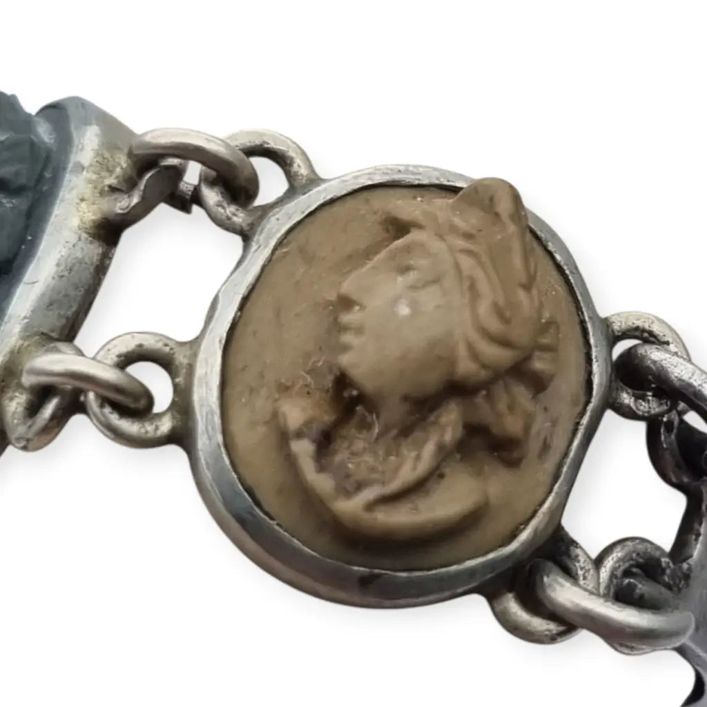 Anillo antiguo en plata con tres camafeos de lava volcánica tallada perfiles