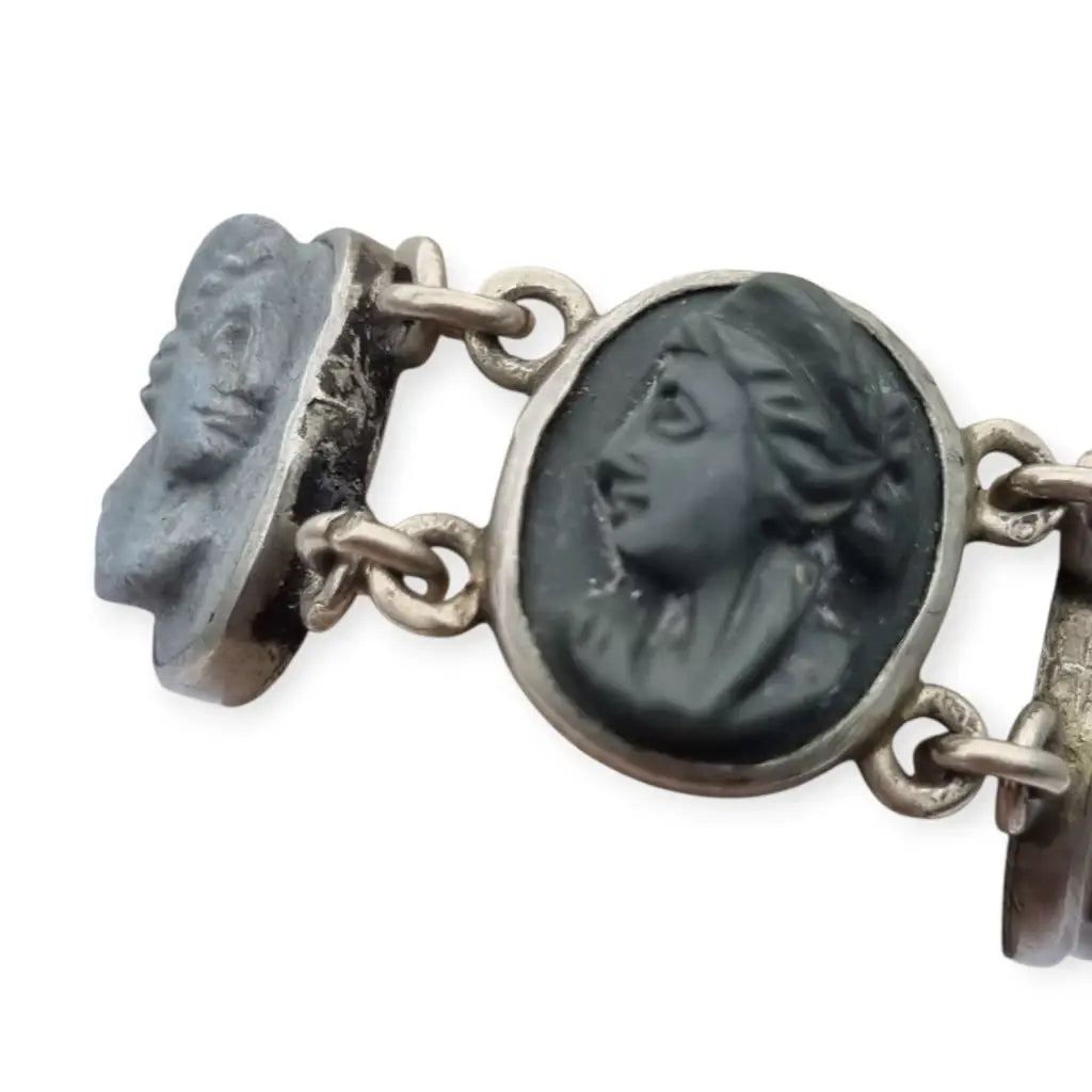 Anillo antiguo en plata con tres camafeos de lava volcánica tallada perfiles