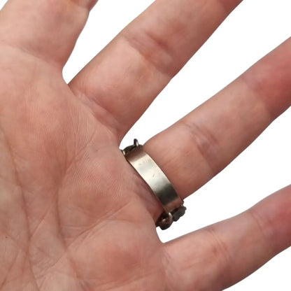 Anillo antiguo en plata con tres camafeos de lava volcánica tallada perfiles