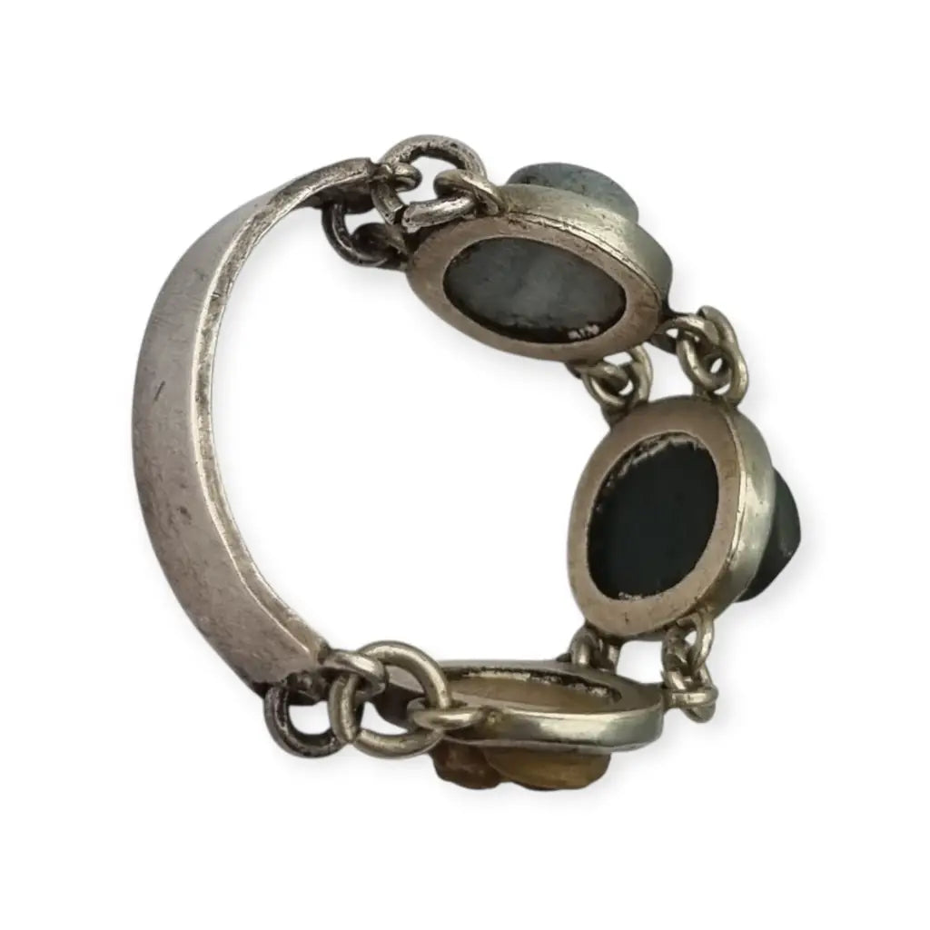 Anillo antiguo en plata con tres camafeos de lava volcánica tallada perfiles