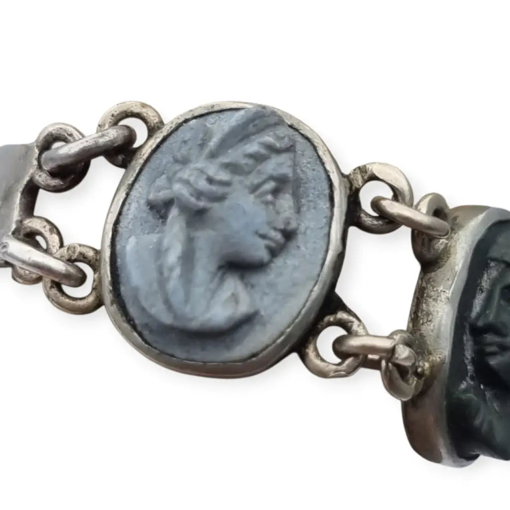 Anillo antiguo en plata con tres camafeos de lava volcánica tallada perfiles