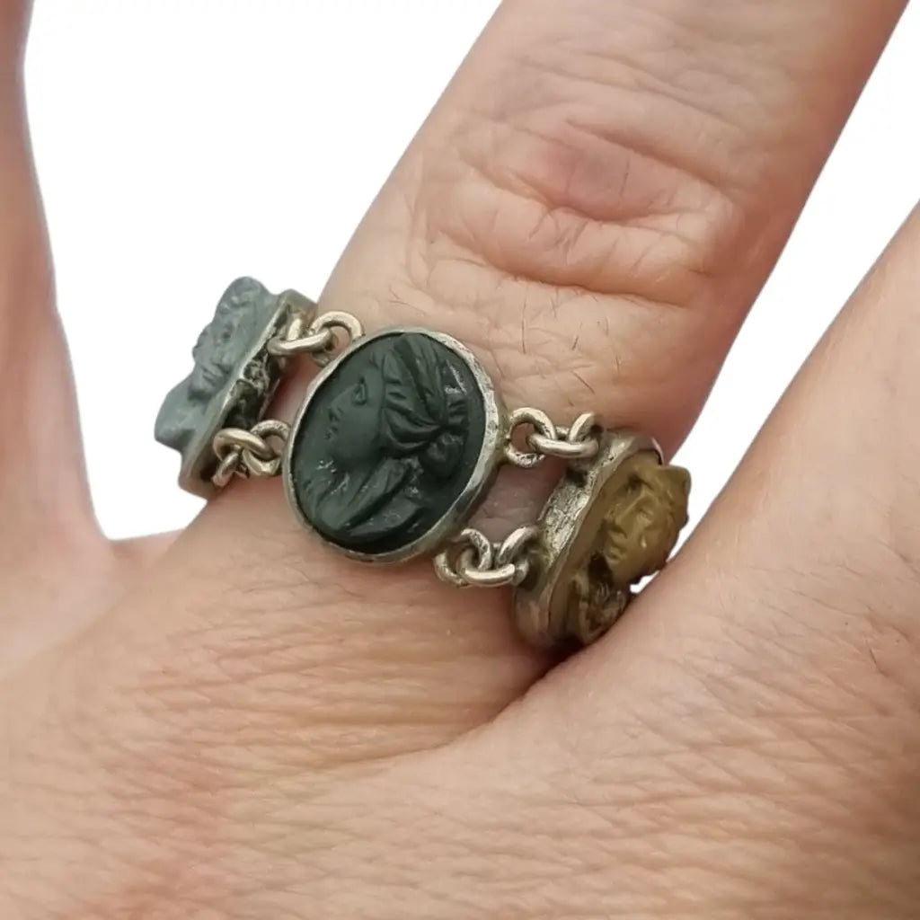 Anillo antiguo en plata con tres camafeos de lava volcánica tallada perfiles