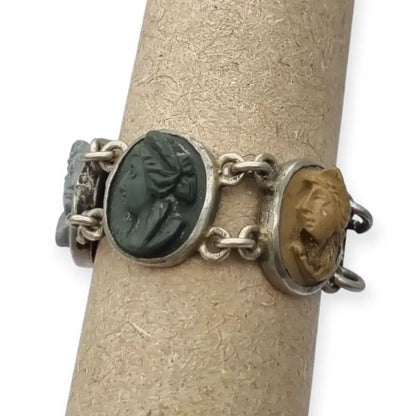 Anillo antiguo en plata con tres camafeos de lava volcánica tallada perfiles