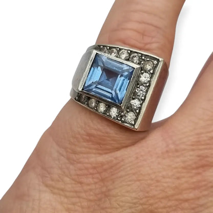 Anillo Art Déco de Plata con Topacio Azul y Zafiros Blancos Circa 1940-50.