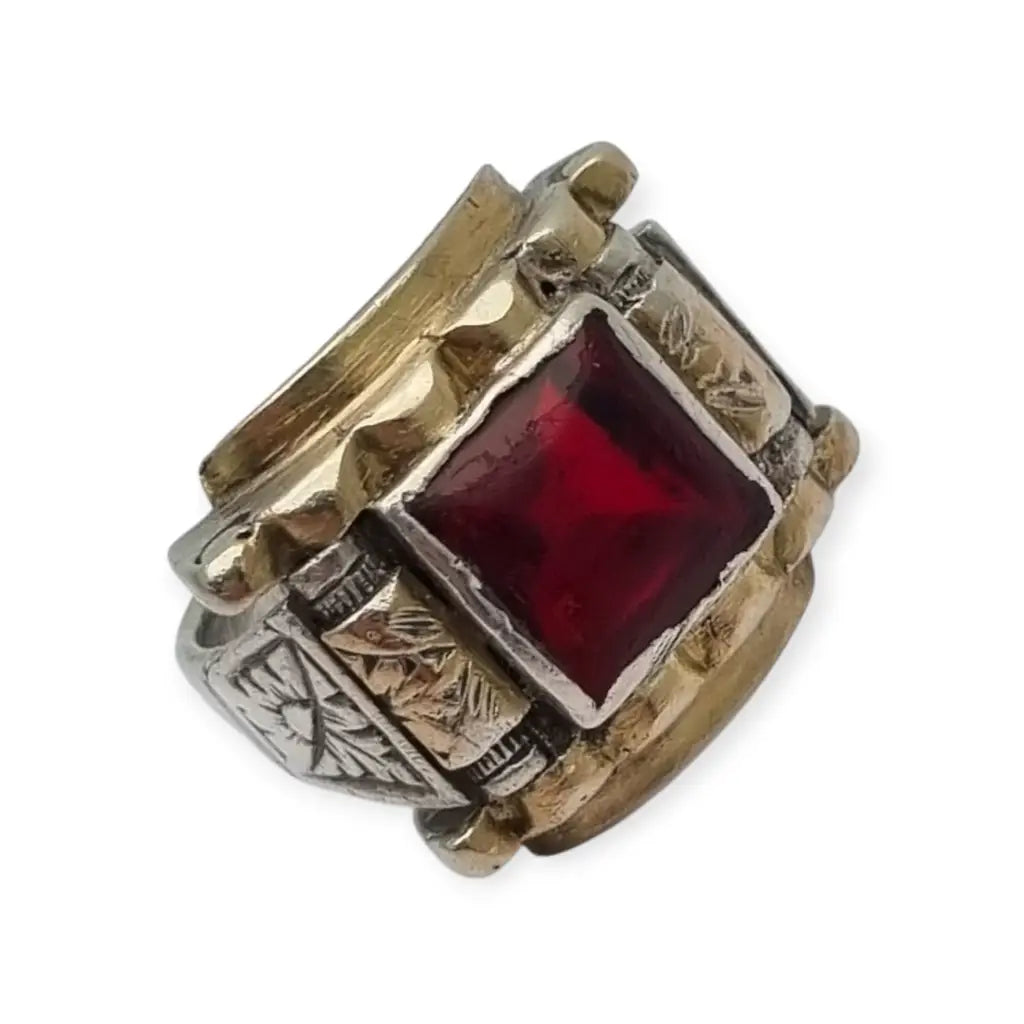 Anillo art déco de plata con vistas doradas y granate imitación décadas
