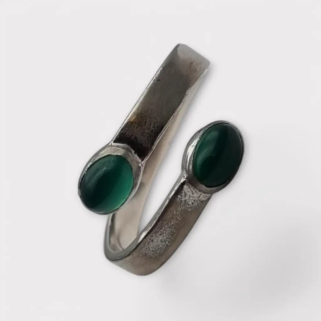 Anillo boho en plata española con cabujón de calcedonia verde diseño abierto