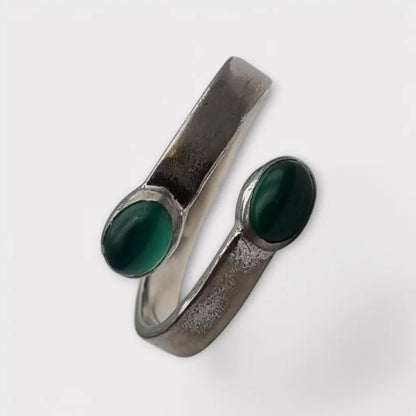 Anillo boho en plata española con cabujón de calcedonia verde diseño abierto