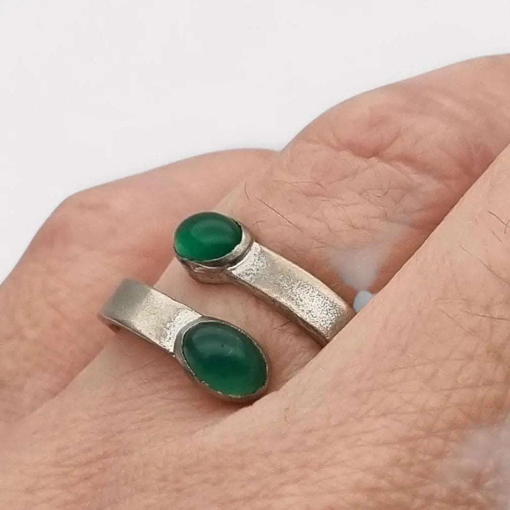 Anillo boho en plata española con cabujón de calcedonia verde diseño abierto