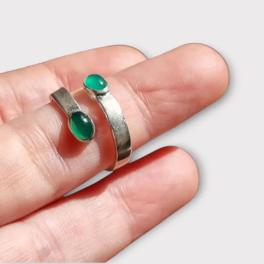 Anillo boho en plata española con cabujón de calcedonia verde diseño abierto