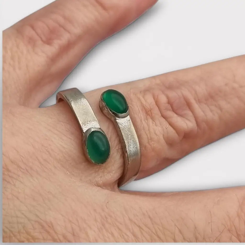 Anillo boho en plata española con cabujón de calcedonia verde diseño abierto