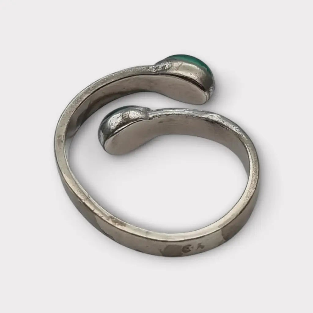 Anillo boho en plata española con cabujón de calcedonia verde diseño abierto