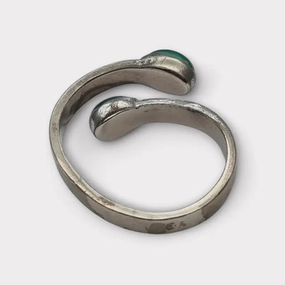 Anillo boho en plata española con cabujón de calcedonia verde diseño abierto