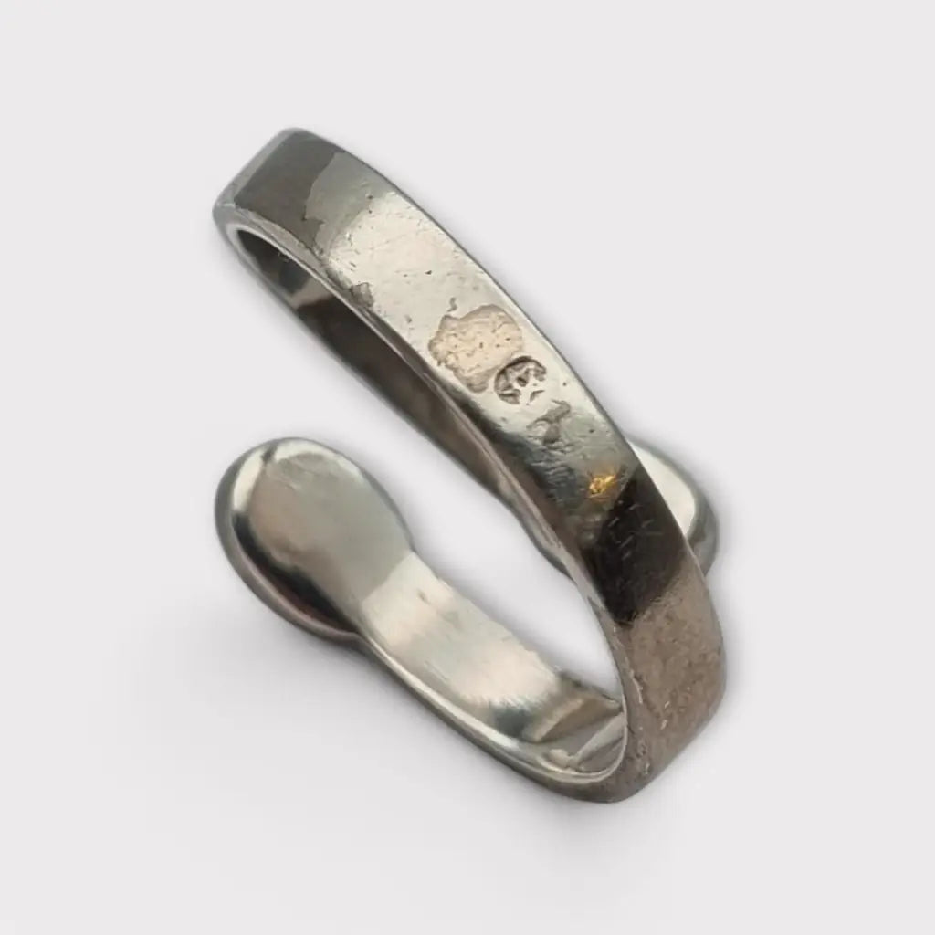 Anillo boho en plata española con cabujón de calcedonia verde diseño abierto