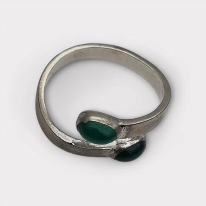 Anillo boho en plata española con cabujón de calcedonia verde diseño abierto