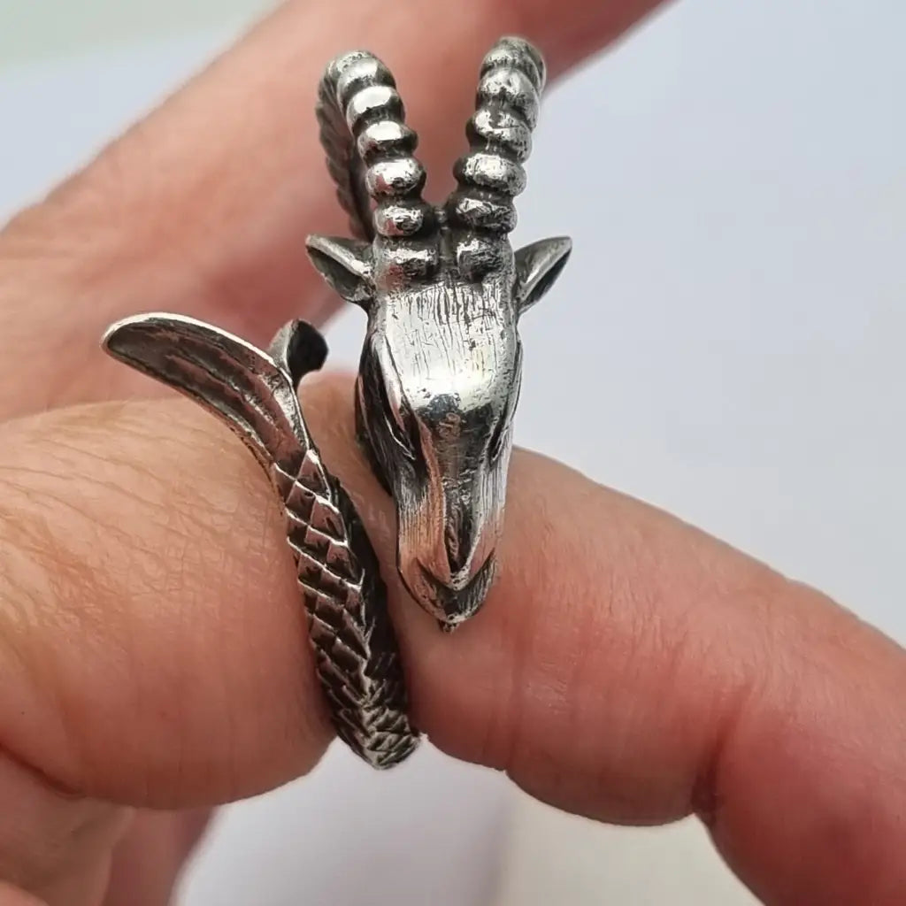 Anillo cabeza cabra y cola pez en plata 916 Capricornio estilo tribal zodiacal