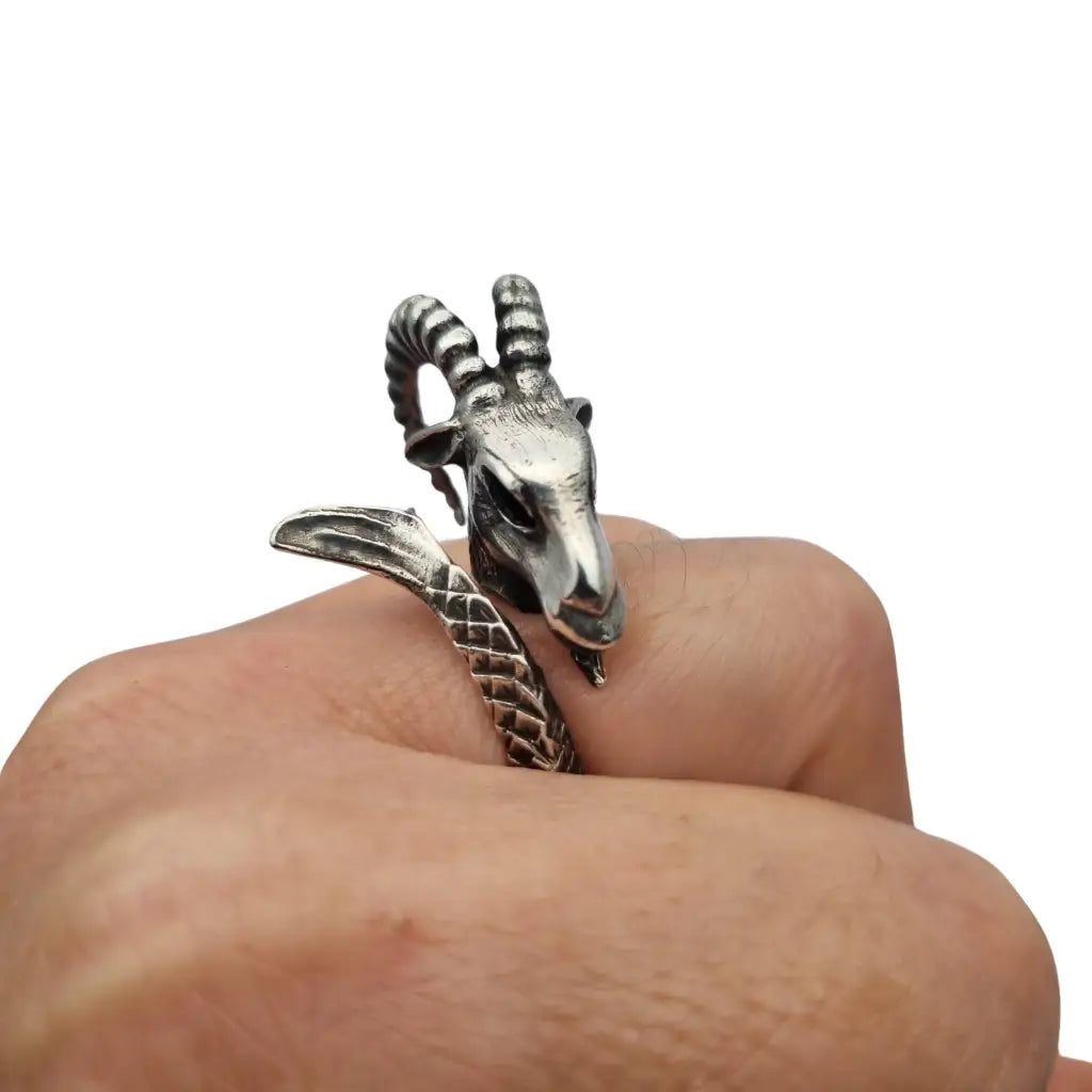 Anillo cabeza cabra y cola pez en plata 916 Capricornio estilo tribal zodiacal