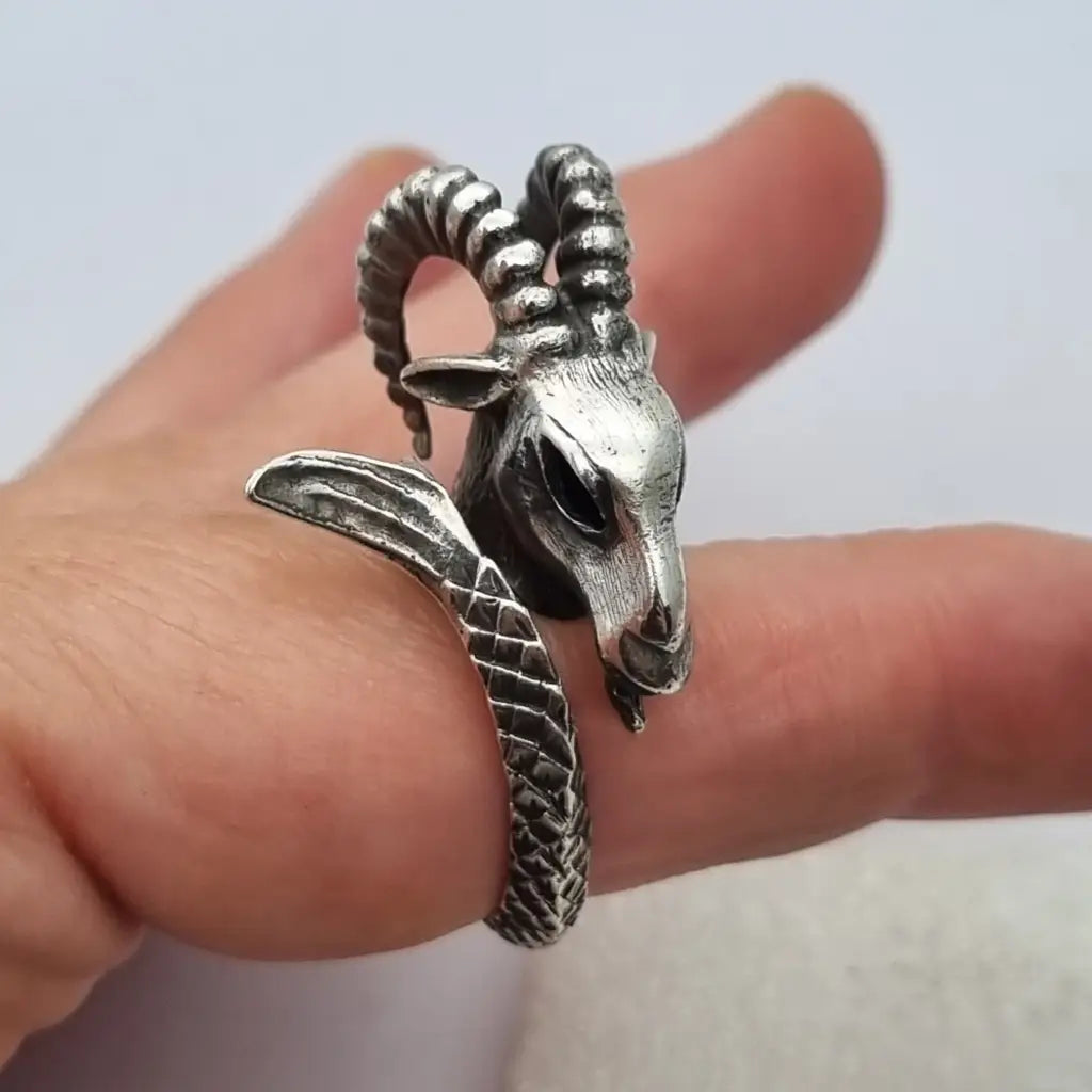 Anillo cabeza cabra y cola pez en plata 916 Capricornio estilo tribal zodiacal