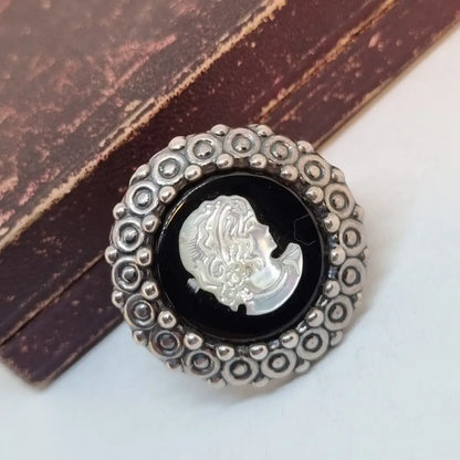 Anillo camafeo de plata con nácar y ónix joyería vintage. Años 90. Cultura