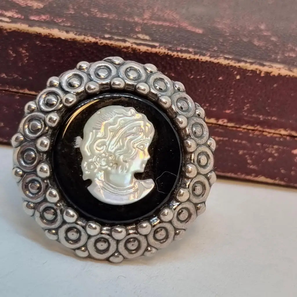 Anillo camafeo de plata con nácar y ónix joyería vintage. Años 90. Cultura