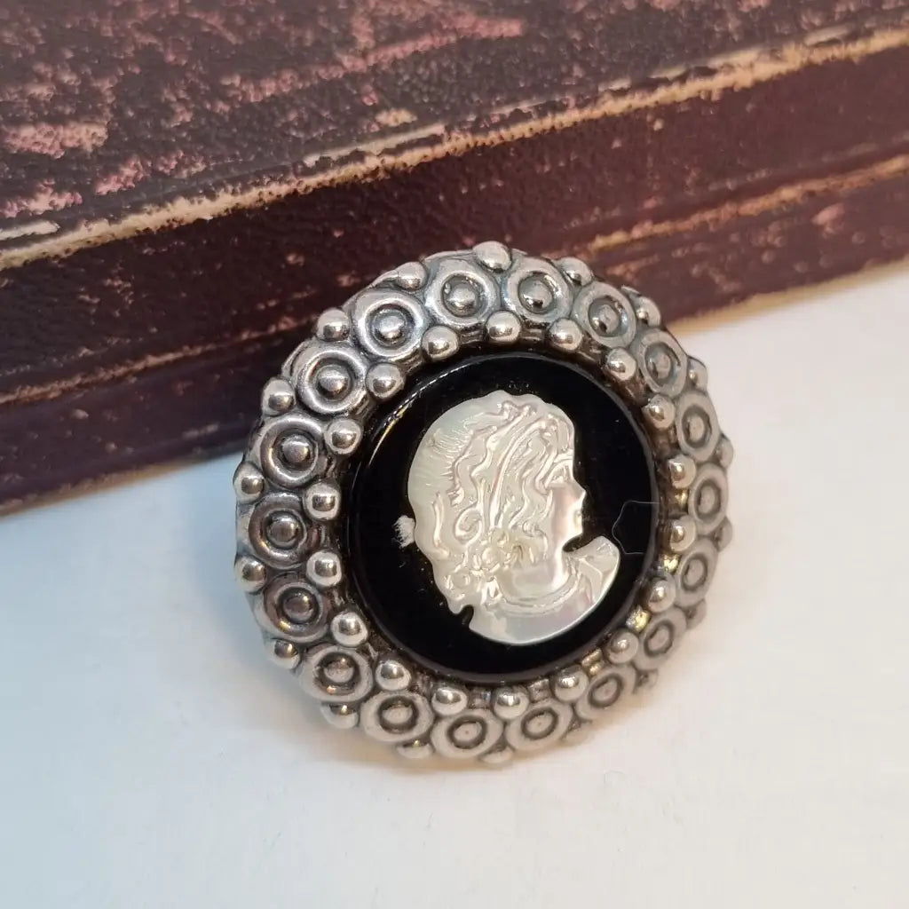 Anillo camafeo de plata con nácar y ónix joyería vintage. Años 90. Cultura
