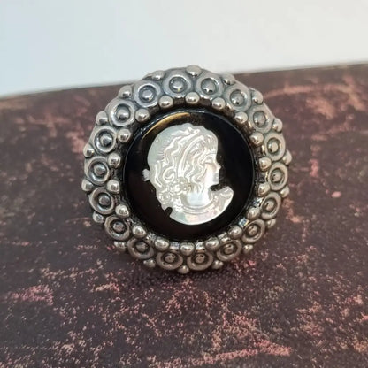 Anillo camafeo de plata con nácar y ónix joyería vintage. Años 90. Cultura