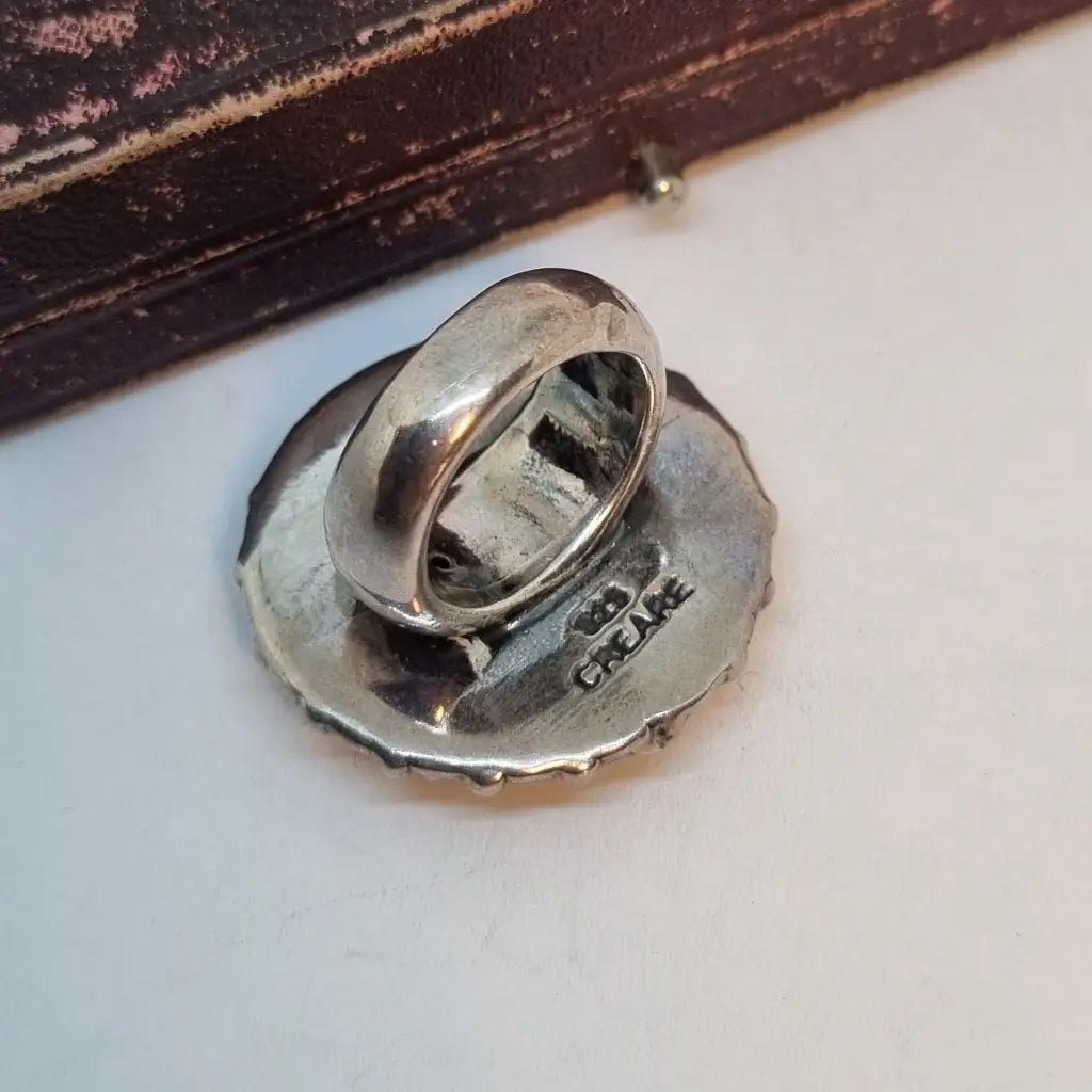 Anillo camafeo de plata con nácar y ónix joyería vintage. Años 90. Cultura