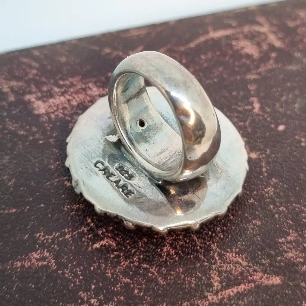 Anillo camafeo de plata con nácar y ónix joyería vintage. Años 90. Cultura