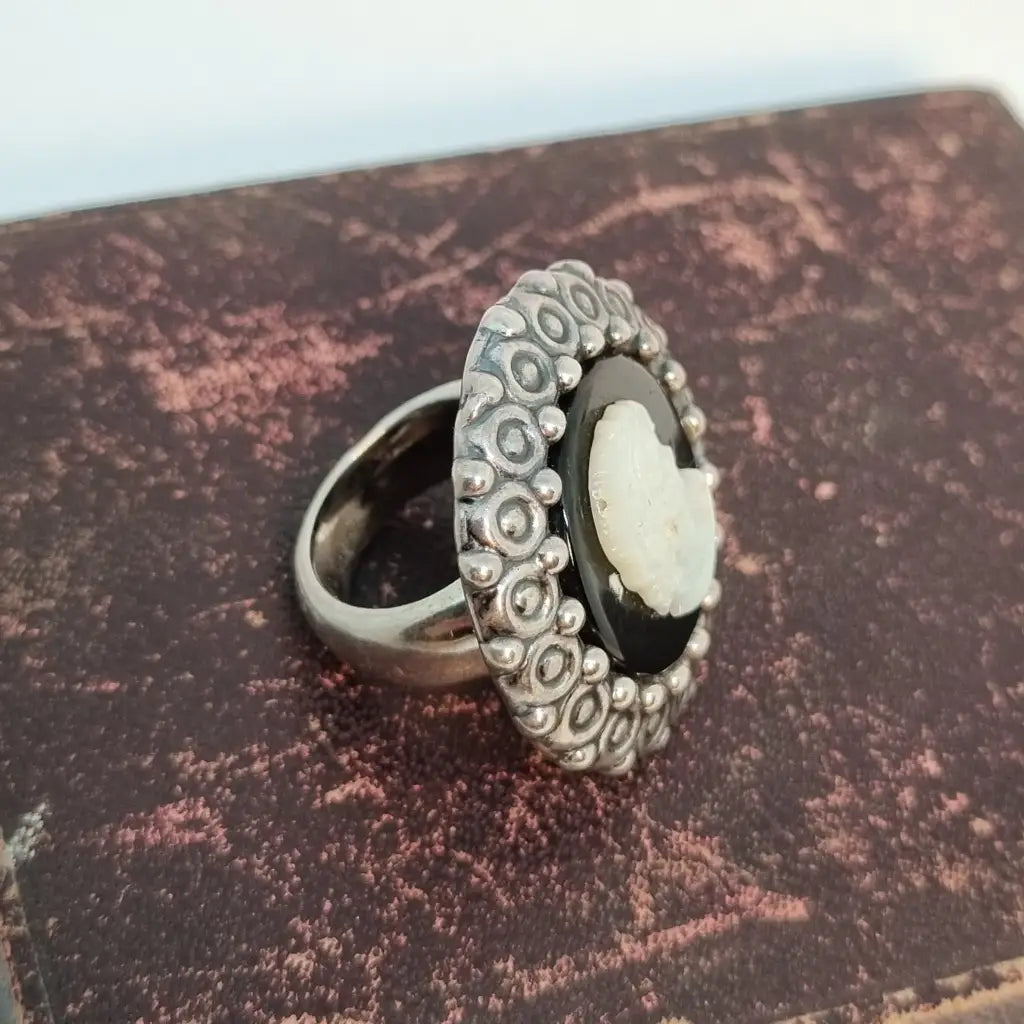 Anillo camafeo de plata con nácar y ónix joyería vintage. Años 90. Cultura