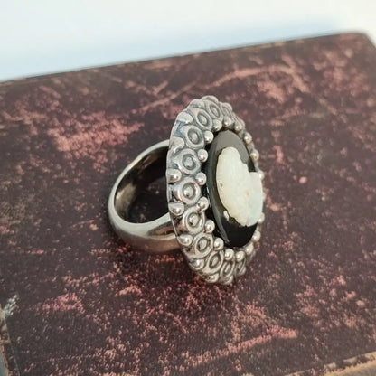 Anillo camafeo de plata con nácar y ónix joyería vintage. Años 90. Cultura