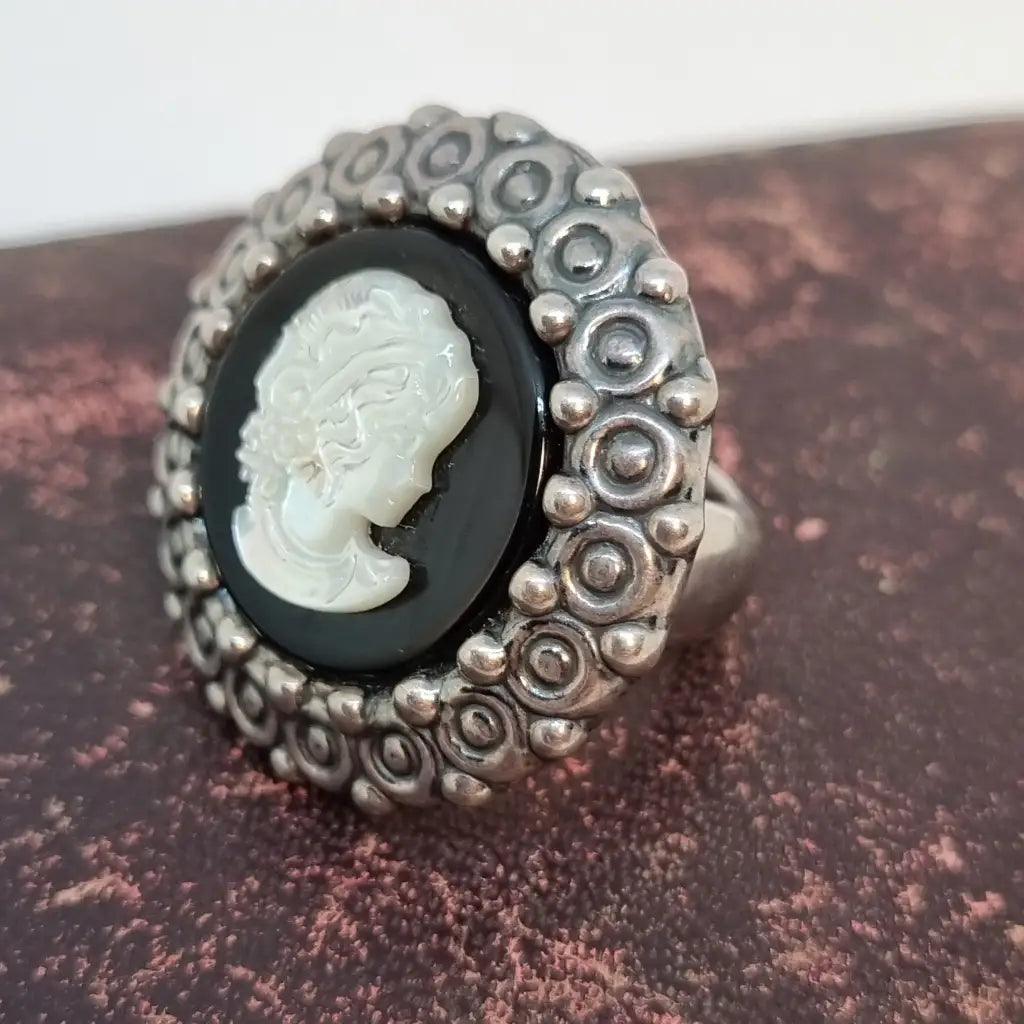 Anillo camafeo de plata con nácar y ónix joyería vintage. Años 90. Cultura