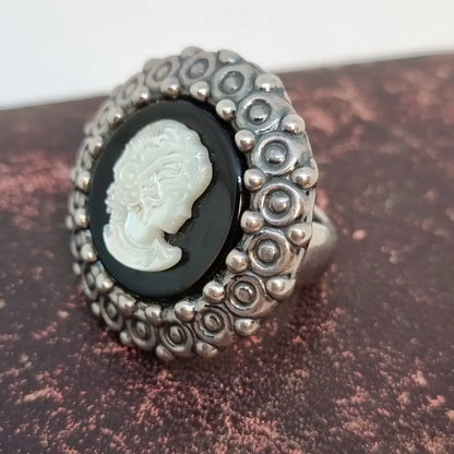 Anillo camafeo de plata con nácar y ónix joyería vintage. Años 90. Cultura