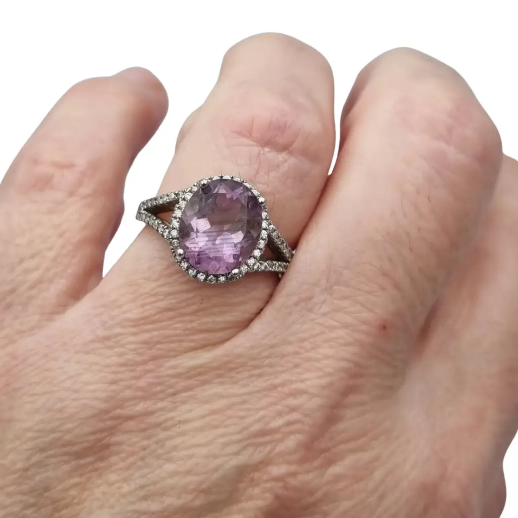 Anillo cóctel de plata 925 con amatista ovalada y halo circonitas diseño