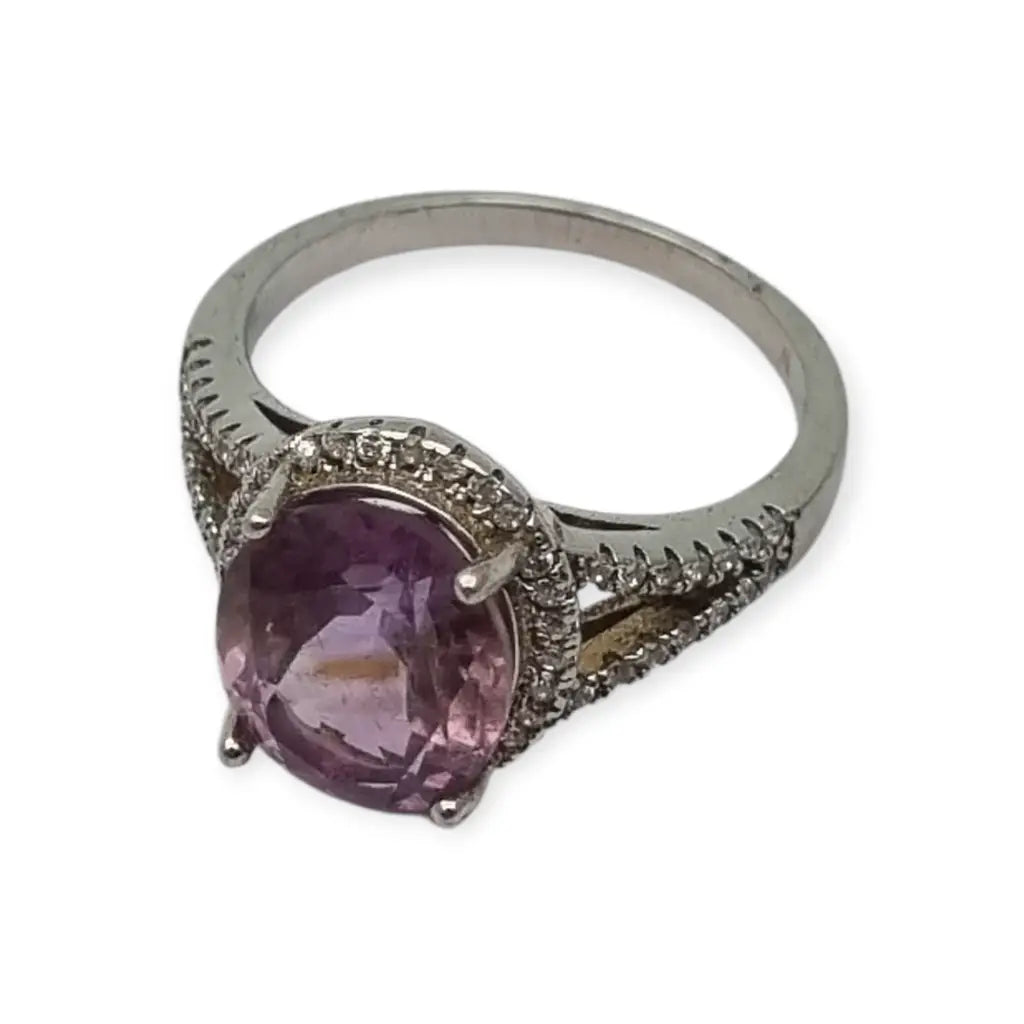 Anillo cóctel de plata 925 con amatista ovalada y halo circonitas diseño
