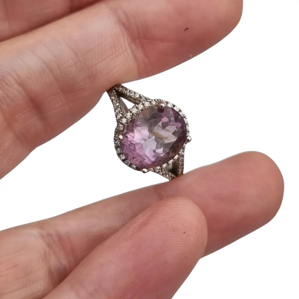Anillo cóctel de plata 925 con amatista ovalada y halo circonitas diseño
