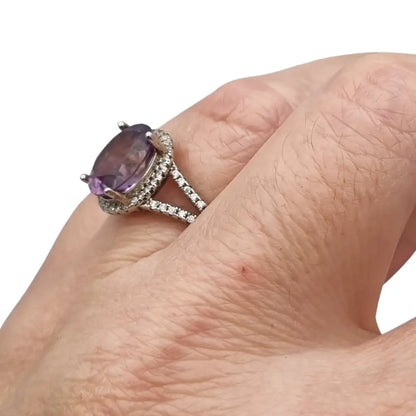 Anillo cóctel de plata 925 con amatista ovalada y halo circonitas diseño