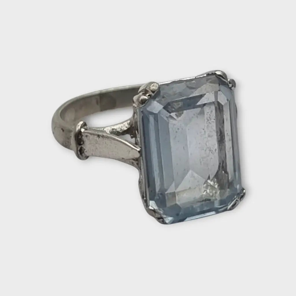 Anillo estilo art déco en metal plateado con gran piedra tipo aguamarina