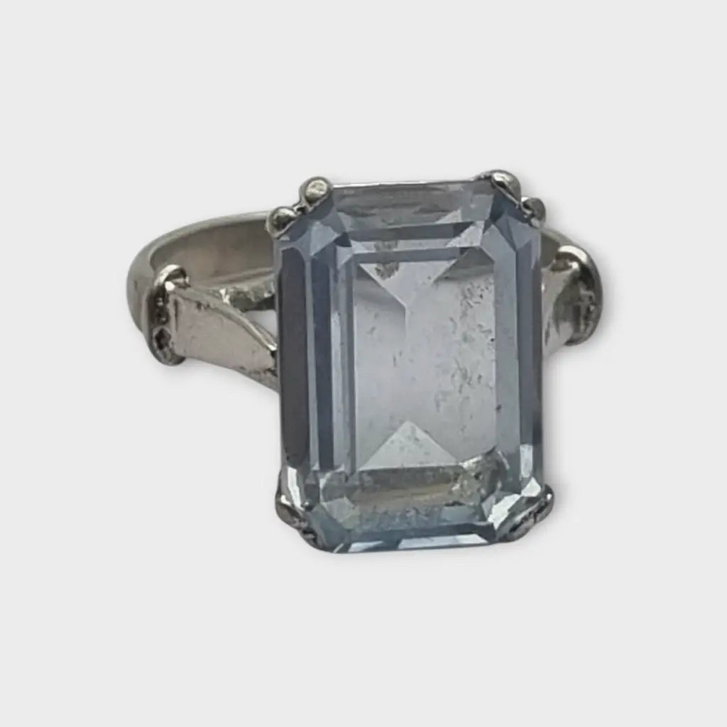 Anillo estilo art déco en metal plateado con gran piedra tipo aguamarina
