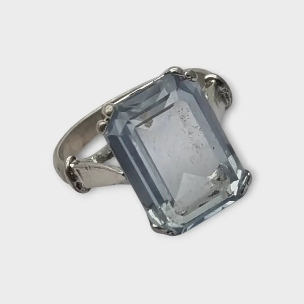 Anillo estilo art déco en metal plateado con gran piedra tipo aguamarina