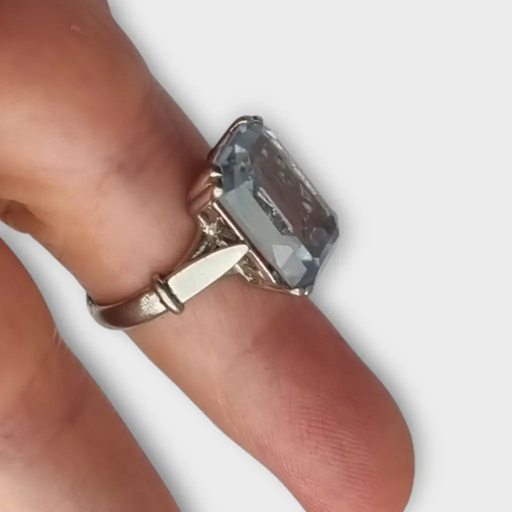 Anillo estilo art déco en metal plateado con gran piedra tipo aguamarina