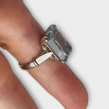 Anillo estilo art déco en metal plateado con gran piedra tipo aguamarina