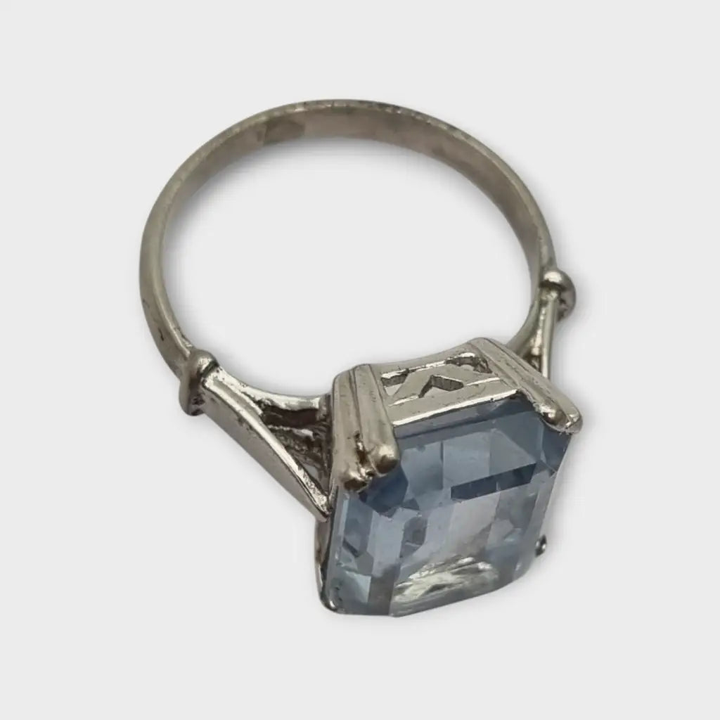 Anillo estilo art déco en metal plateado con gran piedra tipo aguamarina