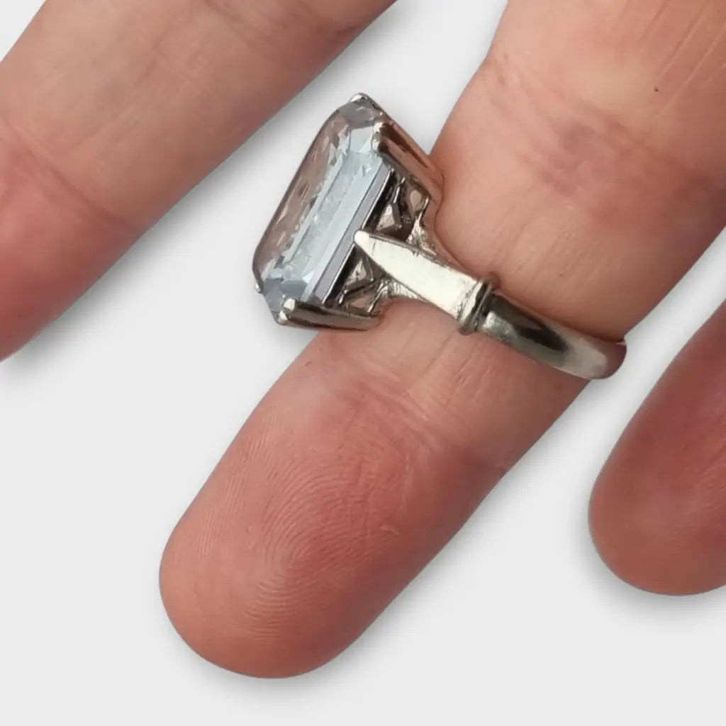 Anillo estilo art déco en metal plateado con gran piedra tipo aguamarina