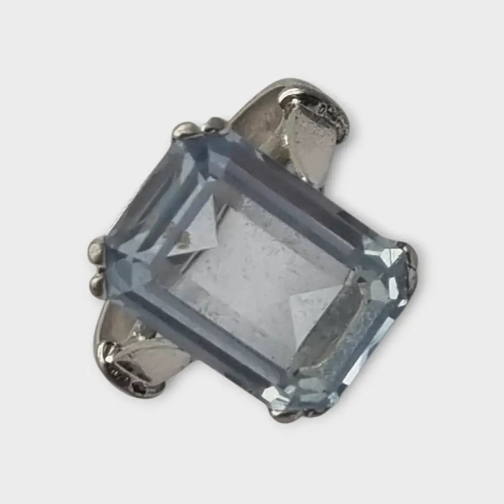 Anillo estilo art déco en metal plateado con gran piedra tipo aguamarina