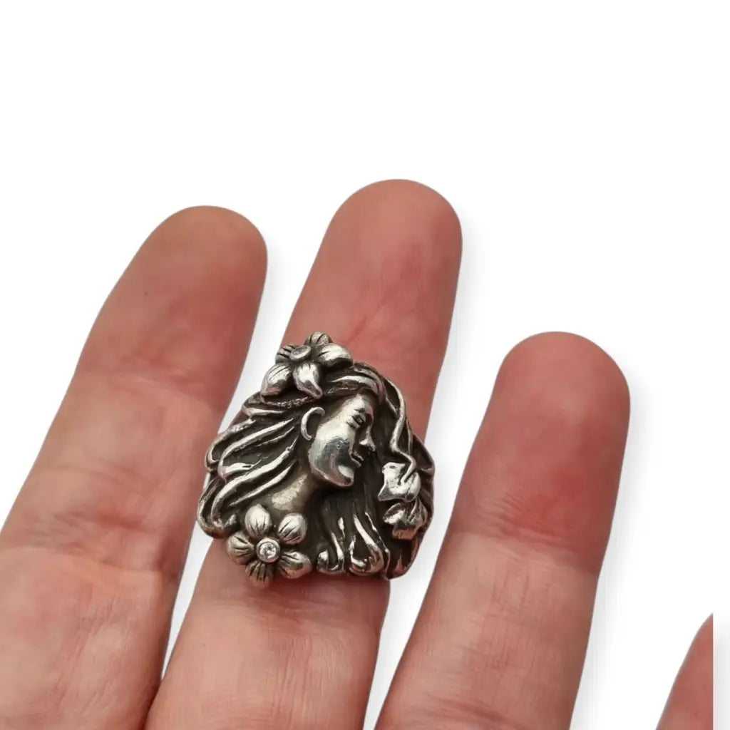 Anillo estilo Art Nouveau en plata 925 con figura femenina floral relieve