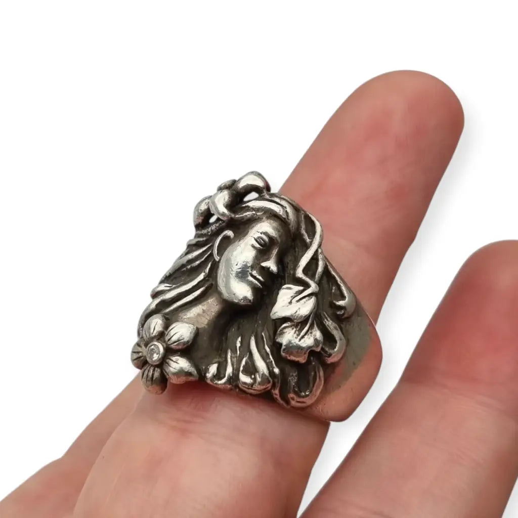 Anillo estilo Art Nouveau en plata 925 con figura femenina floral relieve